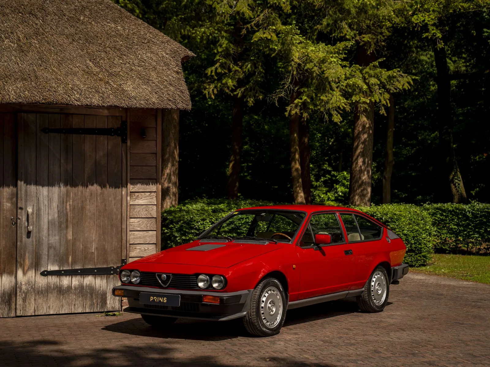 Alfa Romeo GTV 916 rouge Alfa de trois quarts avant