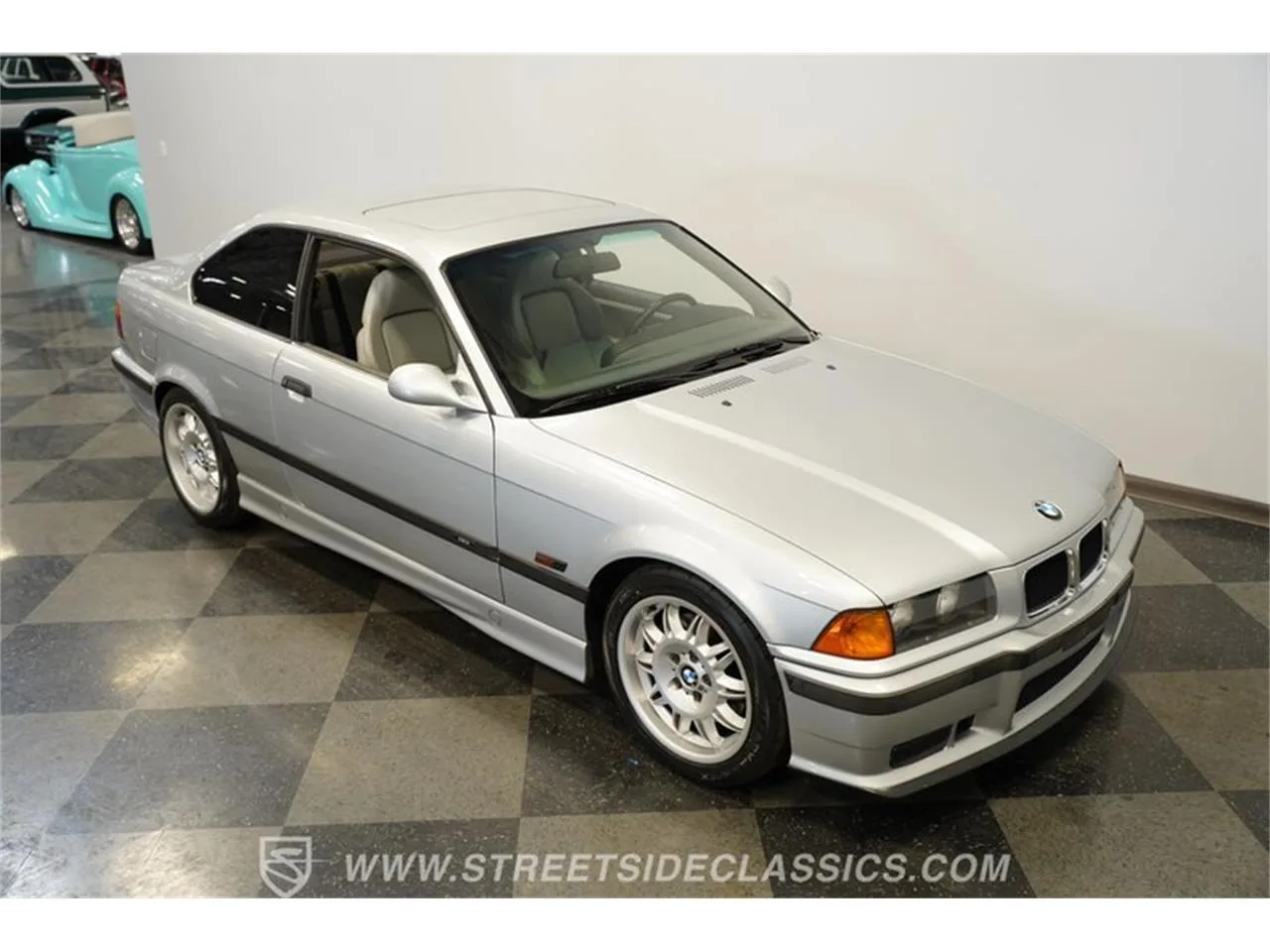 BMW M3 E30 de trois quarts avant