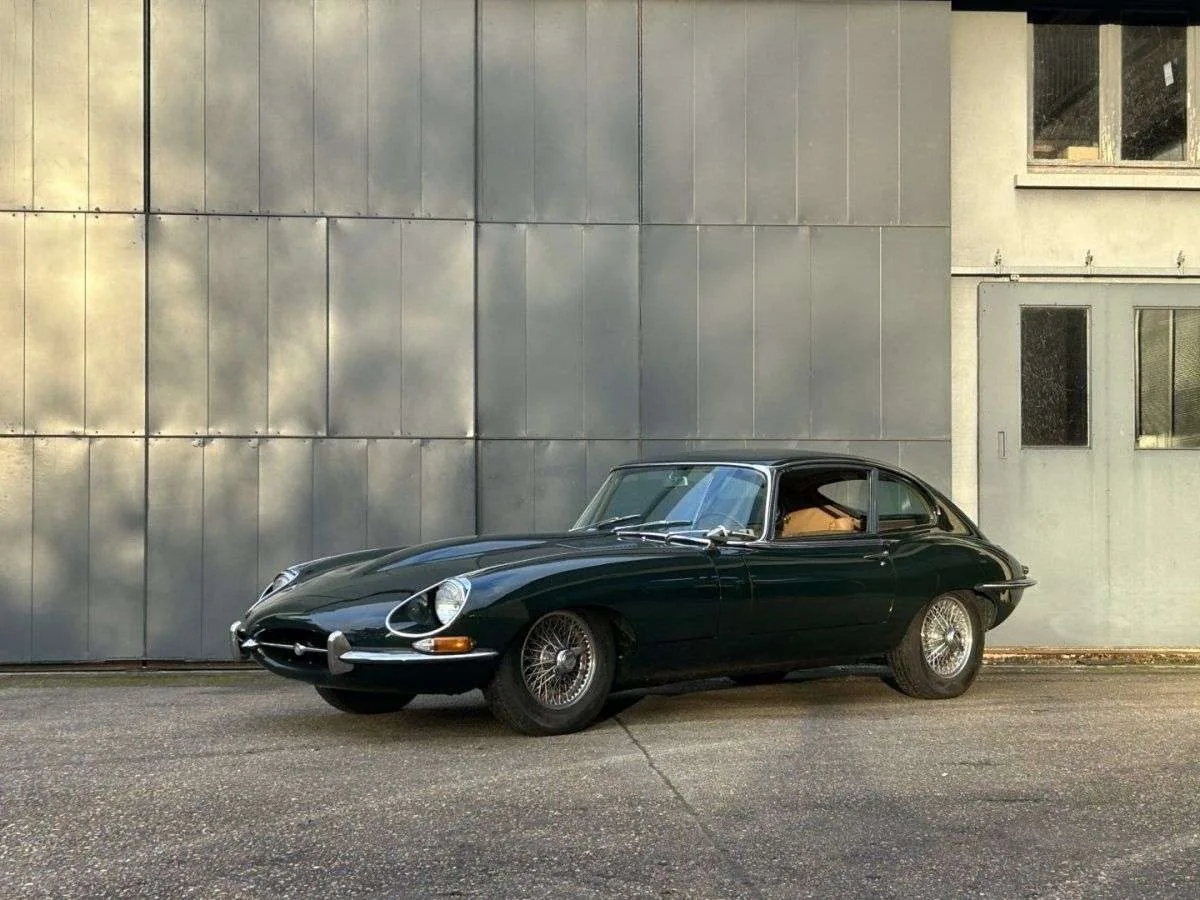 Jaguar Type E Série 1 roadster British Racing Green de trois quarts avant, phares carénés sous verre