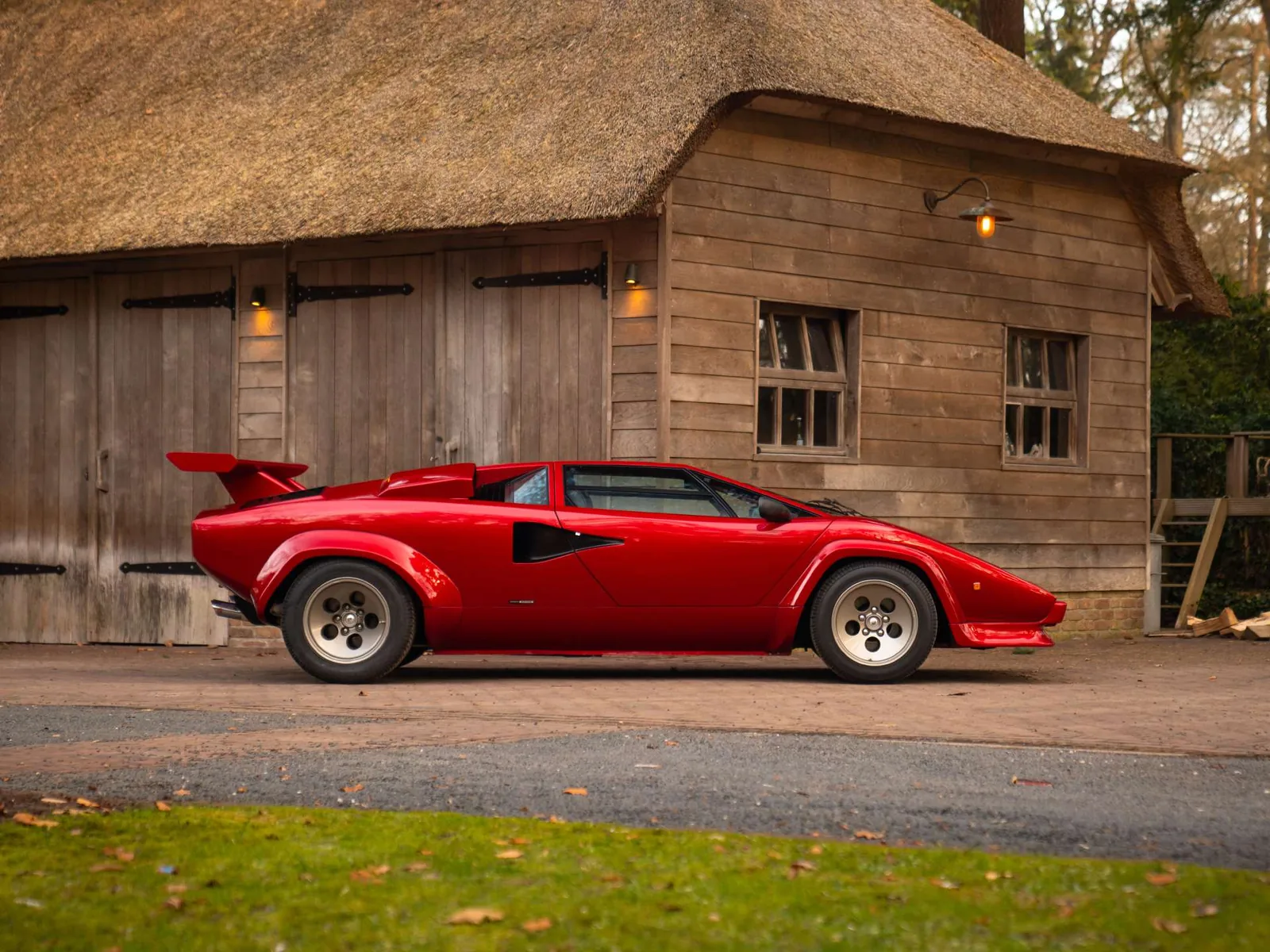 Lamborghini Countach rouge de trois quarts avant, portes en élytre ouvertes