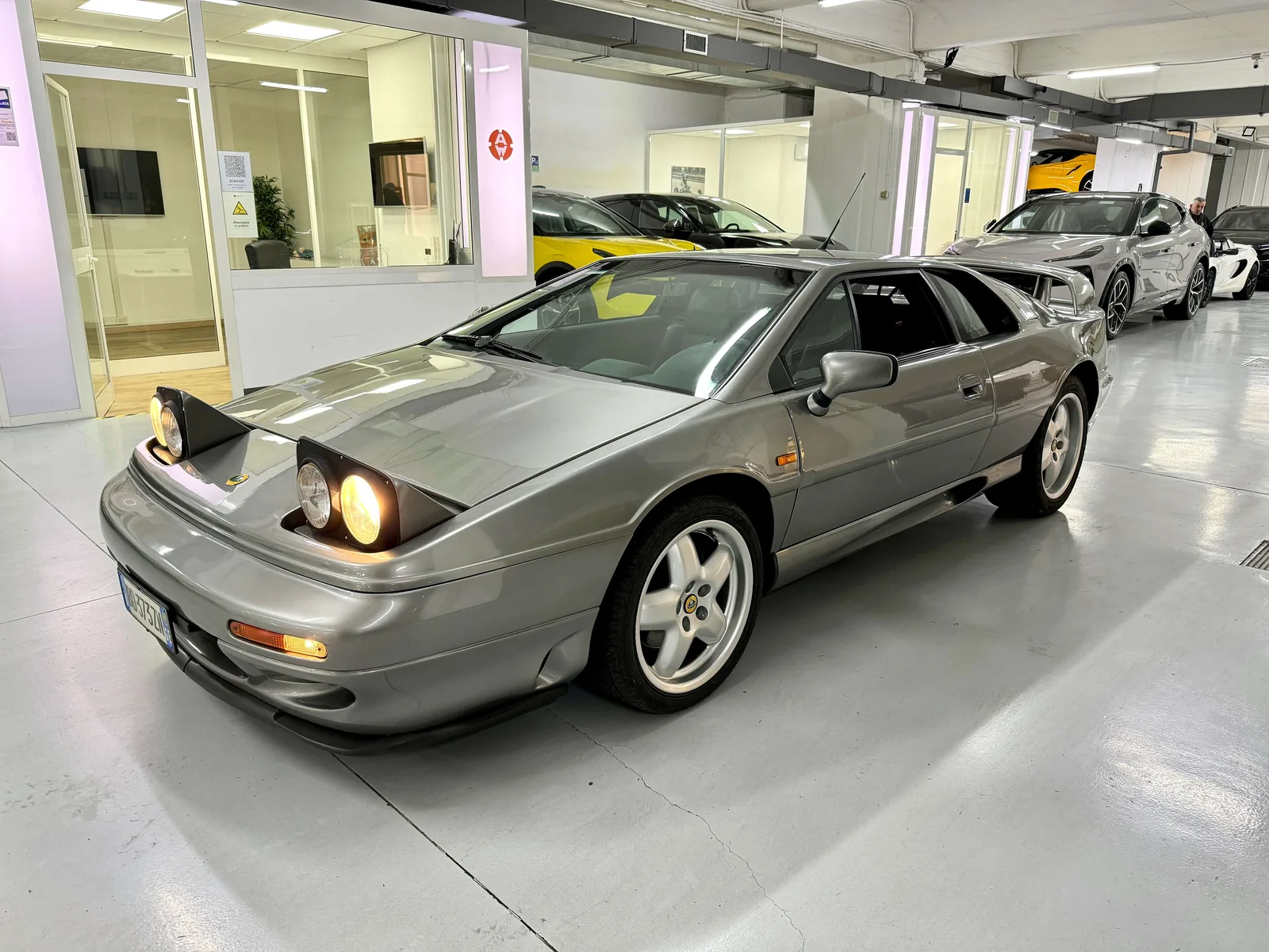 Lotus Esprit Turbo blanche de trois quarts avant, ligne wedge signée Giugiaro