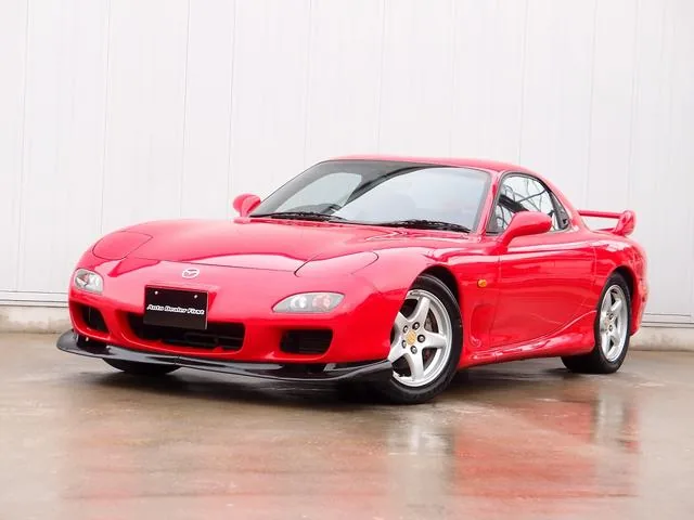 Mazda RX-7 FD3S rouge de trois quarts avant
