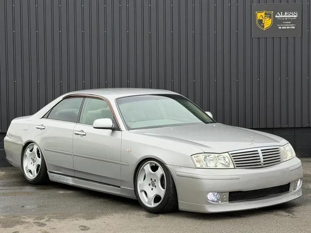 Nissan Cedric Y32 hardtop sans montant de trois quarts avant, configuration VIP