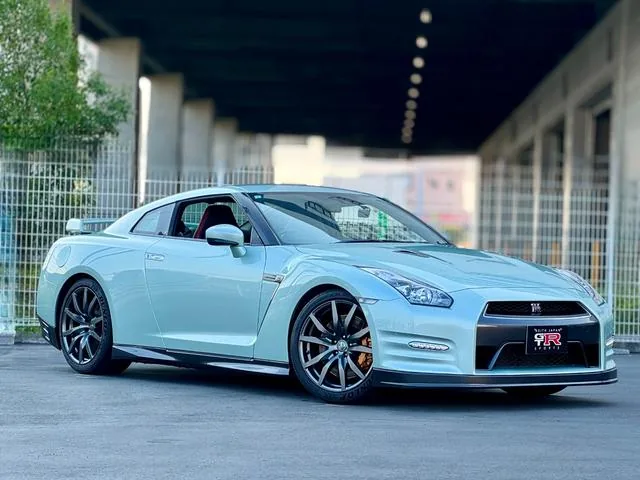 Nissan GT-R R35 grise de trois quarts avant