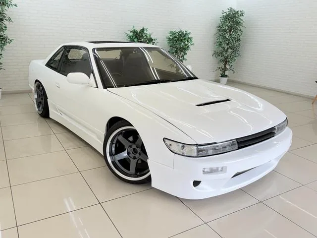 Nissan Silvia S15 blanche de trois quarts avant