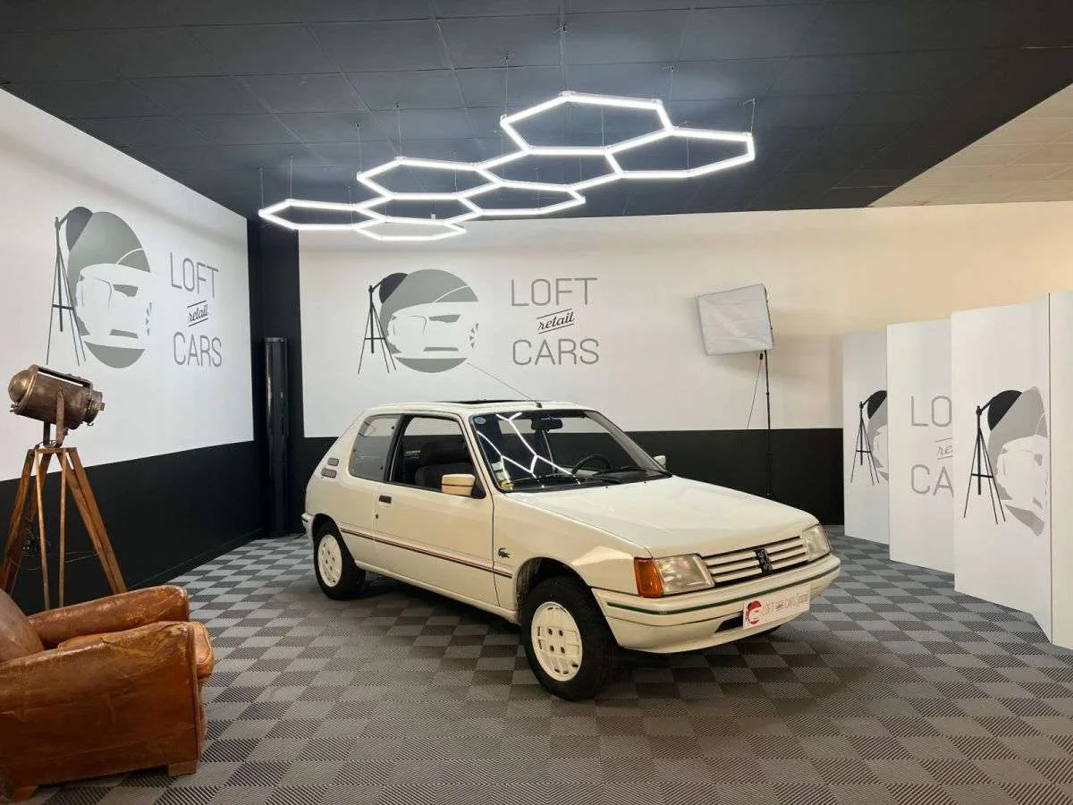 Peugeot 205 GTI rouge de trois quarts avant