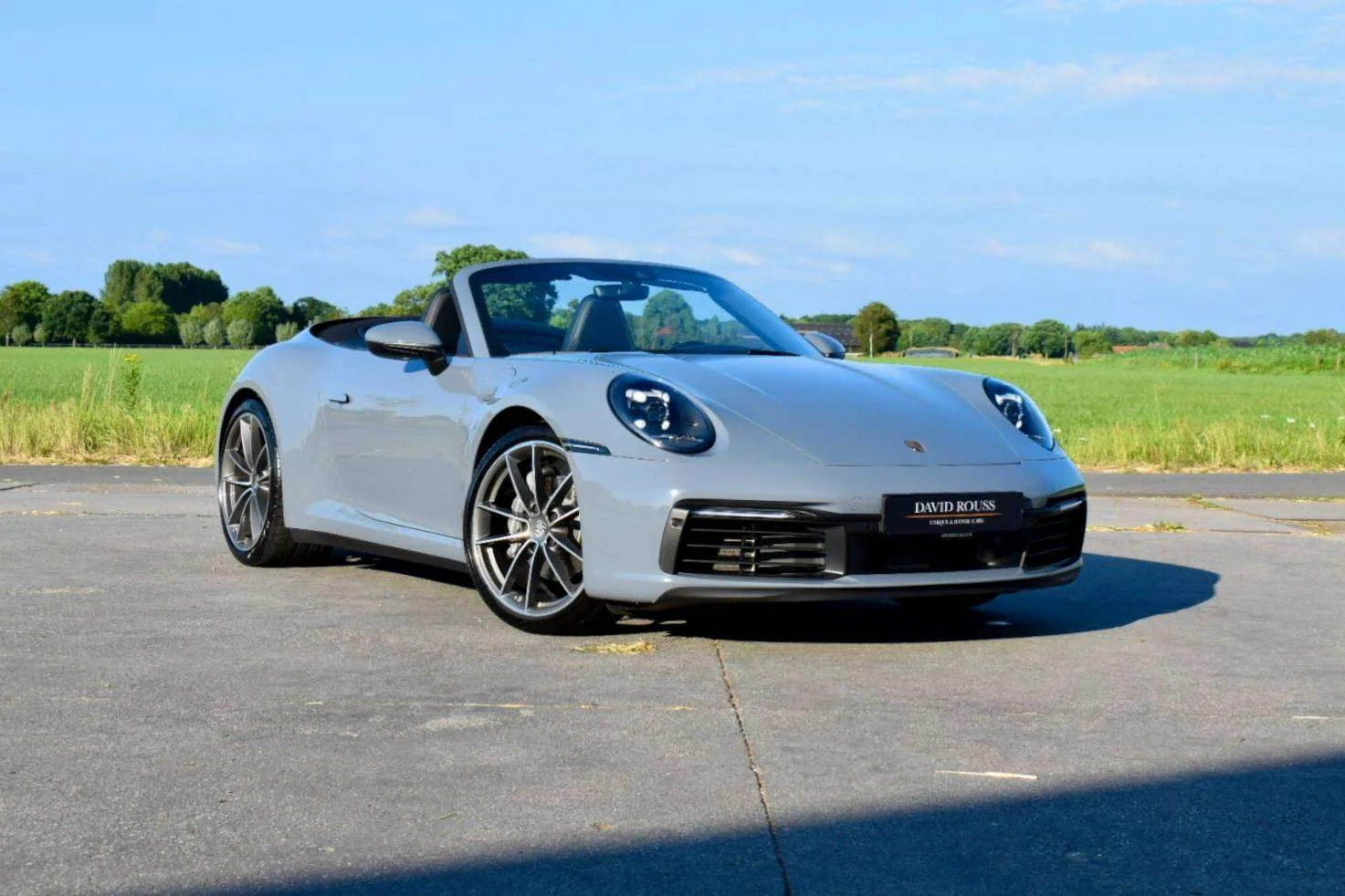 Porsche 911 993 Carrera argentée de trois quarts avant