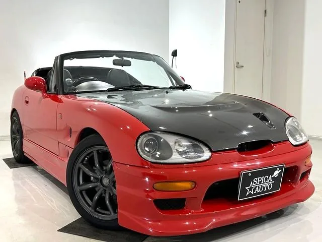 Suzuki Cappuccino rouge de trois quarts avant, toit ouvert