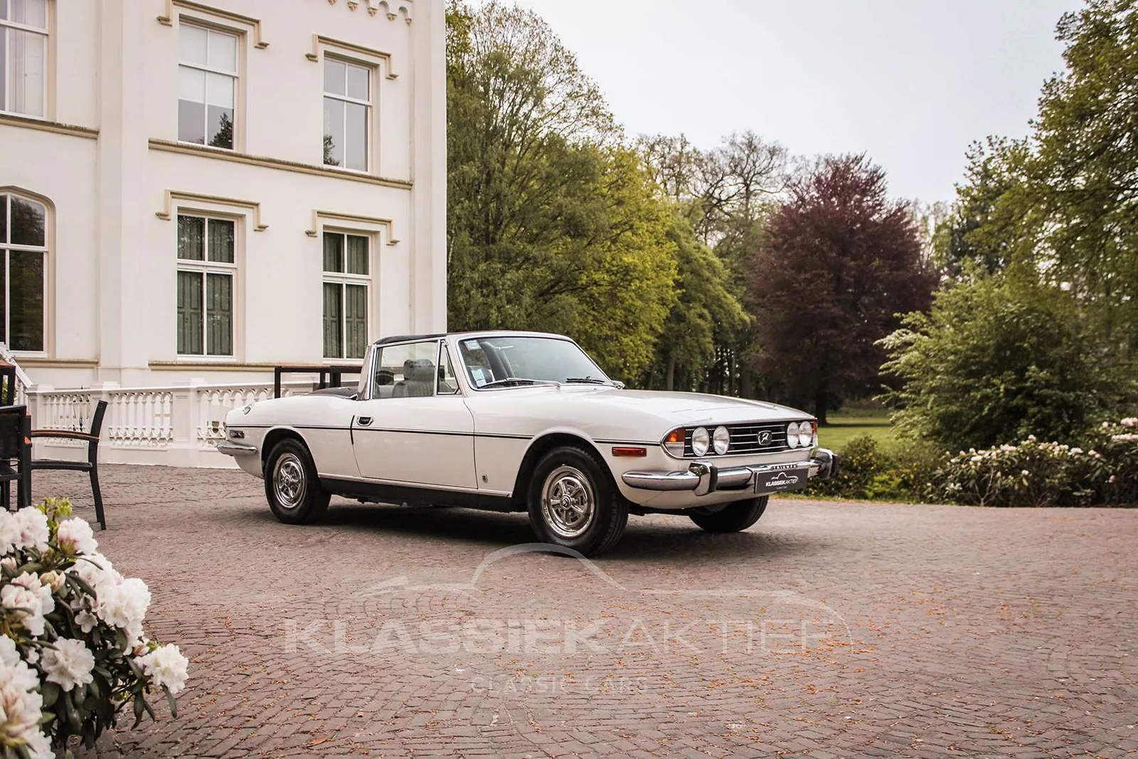 Triumph Stag Pimento Red de trois quarts avant, cabriolet 2+2 arceau en T capote baissée, hard-top absent